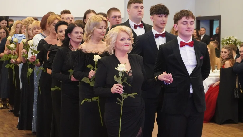 Studniówka I LO im. Stanisława Staszica w Pleszewie. Jedyny, wyjątkowy i niepowtarzalny bal [ZDJĘCIA]