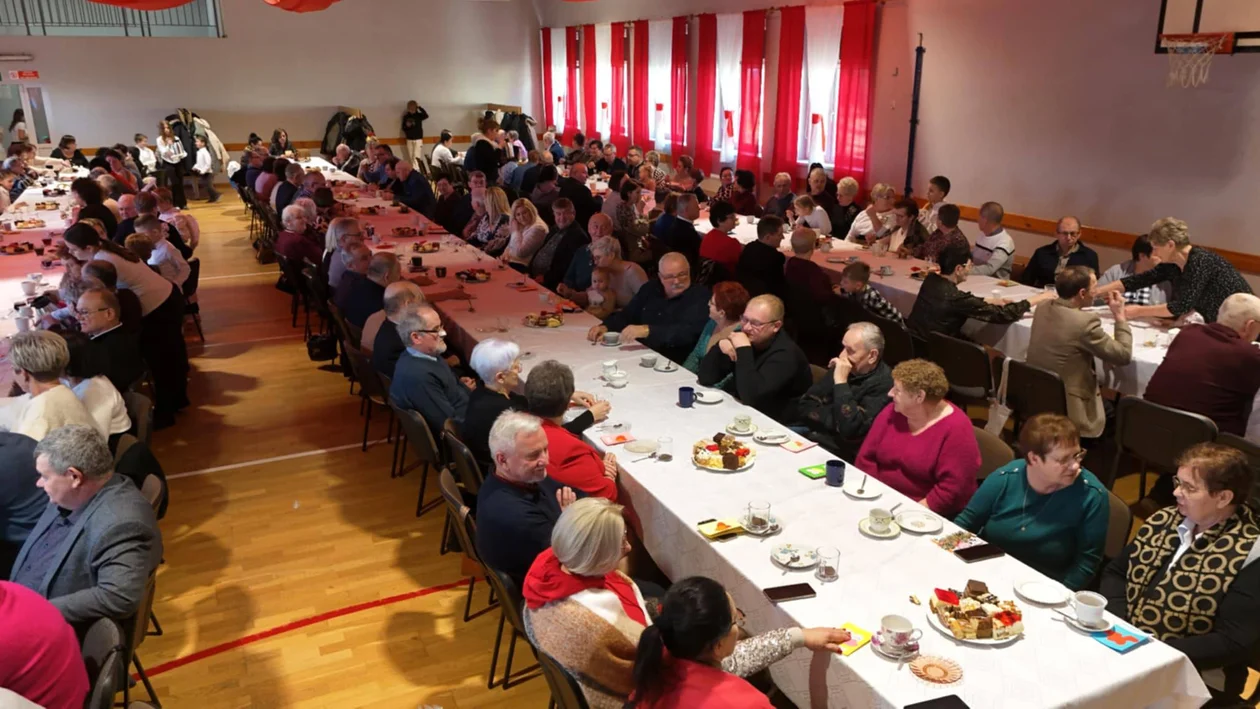 Szkoła wypełniła się radością, wzruszeniem i serdeczną atmosferą. Dzień Babci i Dziadka w Broniszewicach