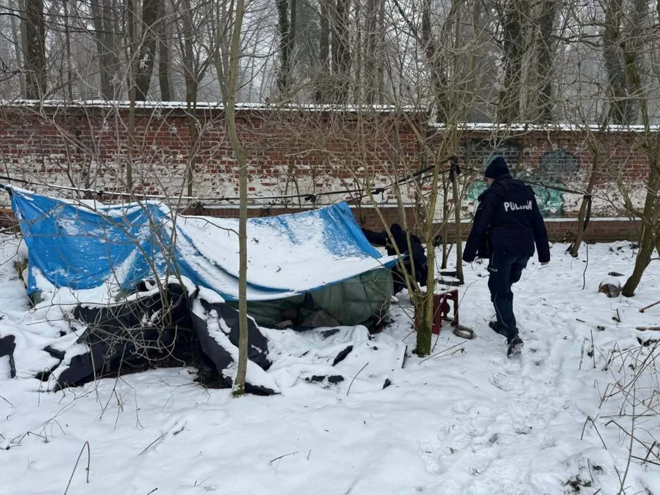 Policjanci kontrolują miejsca, w których mogą przebywać osoby bezdomne. „Jeśli znacie kogoś, kto nie ma gdzie się schronić przed zimą – dzwońcie na 112”