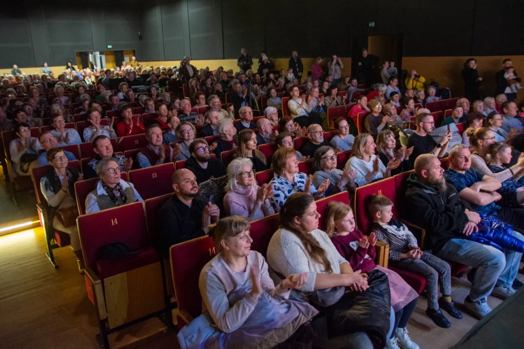 Koncert z okazji Dnia Babci i Dnia Dziadka w JOK Jarocin - „Po naszymu - gwarowymu” w wykonaniu zespołu „Snutki” [ZDJĘCIA]