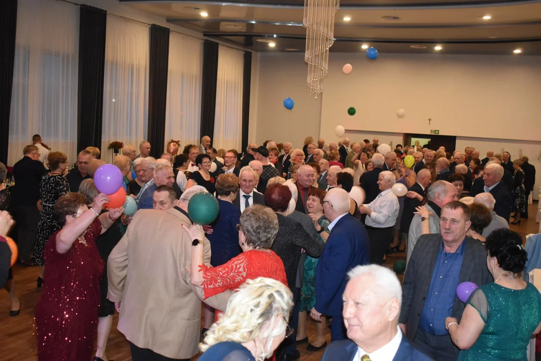 Walentynki na całego! Blisko 170 osób szalało na parkiecie