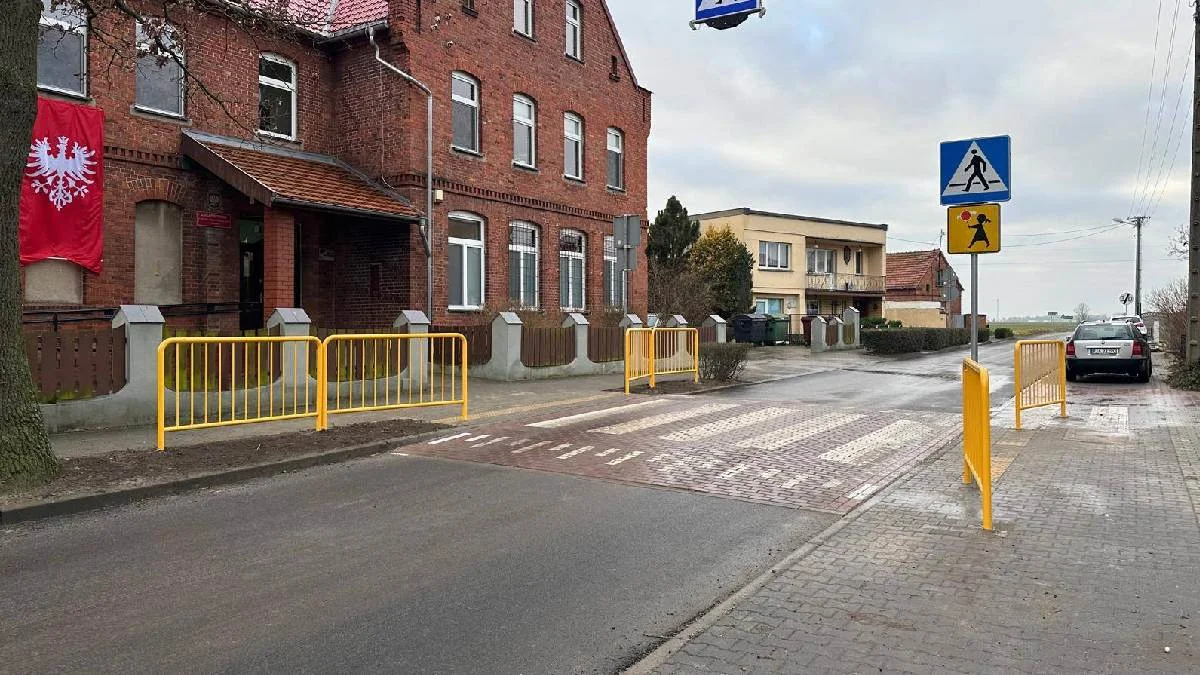 Ścieżka rowerowa i przejście dla pieszych przy szkole mają poprawić bezpieczeństwo. To ostatnie inwestycje w gminie zrealizowane w 2025 roku