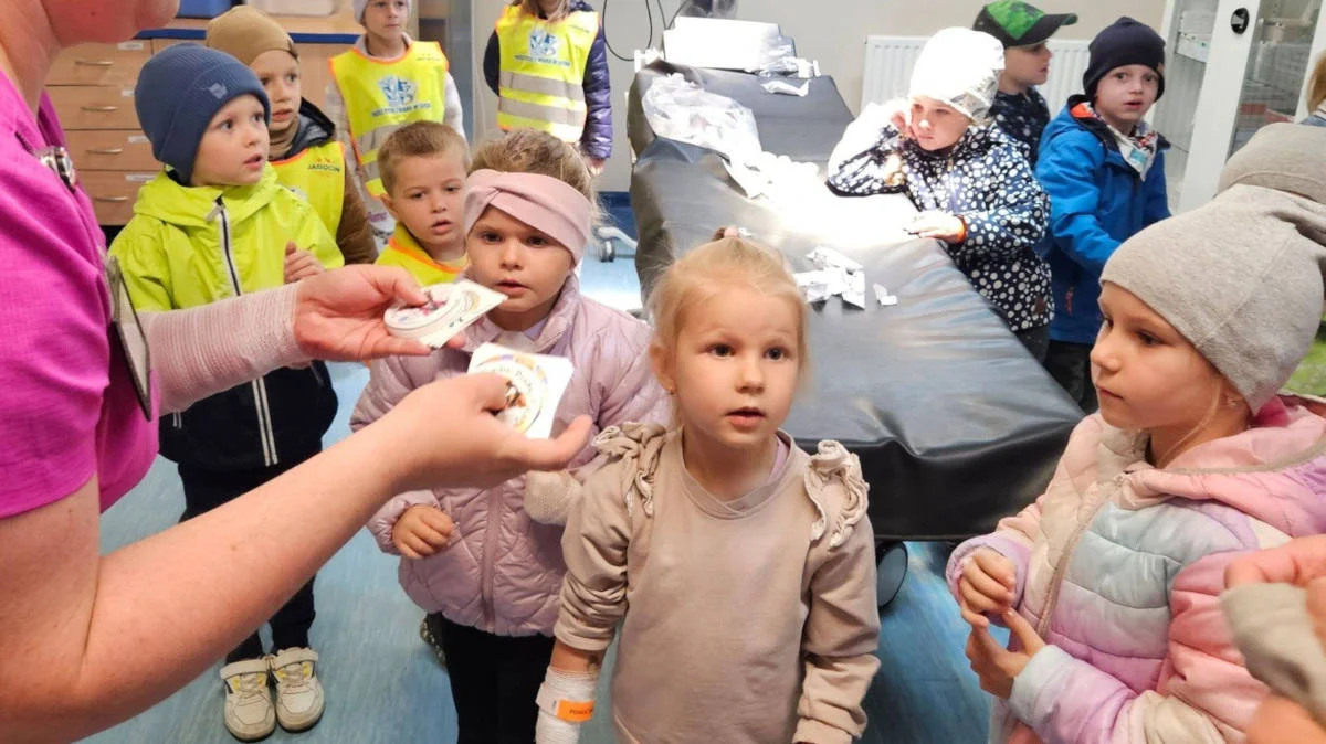 Dzieci z jarocińskiego przedszkola „Jarzębinka” wybrały się z wizytą do Szpitalnego Oddziału Ratunkowego [ZDJĘCIA]