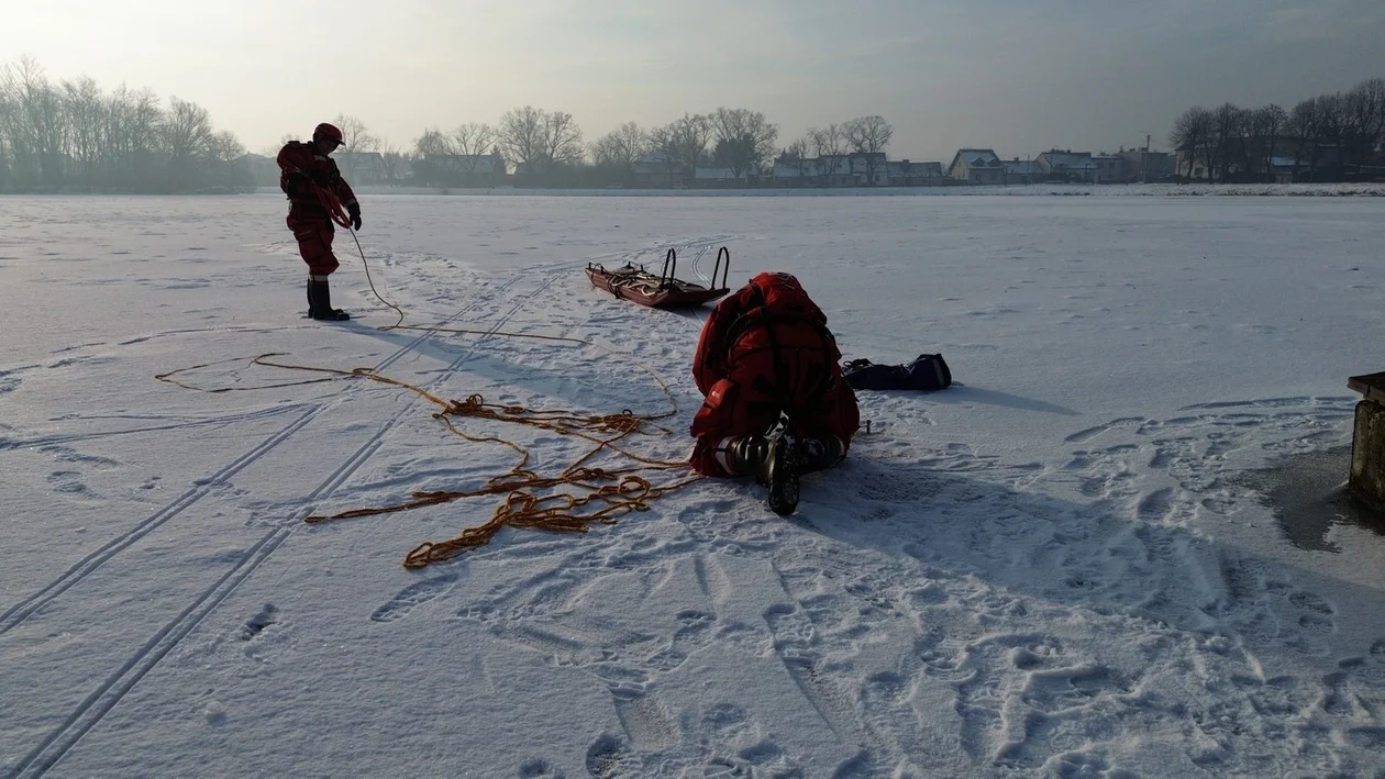 Zima w powiecie krotoszyńskim. Strażacy ćwiczą na lodzie, bo zagrożenie jest realne [ZDJĘCIA]