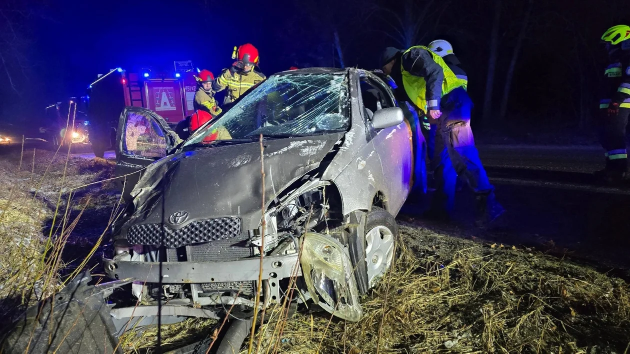 Gołoledź sparaliżowała ruch w powiecie krotoszyńskim. Auto w rowach, kolizje i dachowanie [ZDJĘCIA]