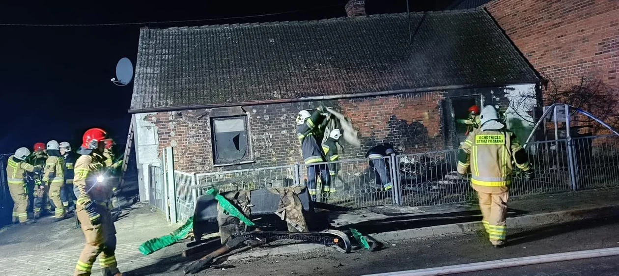 Nocny pożar w gminie Czermin. Ogień zajął altanę i elewację domu [ZDJĘCIA]