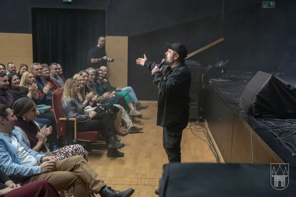 Walentynkowy wieczór w Jarocinie upłynął pod znakiem Romea i Julii. Publiczność w JOK-u porwał Arek Jakubik [ZDJĘCIA, SONDA]