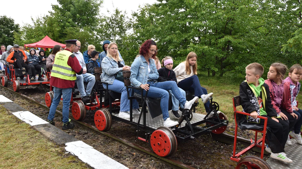 Dmuchańce na drezyny zamienili i na opuszczonym dworcu kolejowym świetnie się bawili. Deszcz? Był, ale w końcu odpuścił