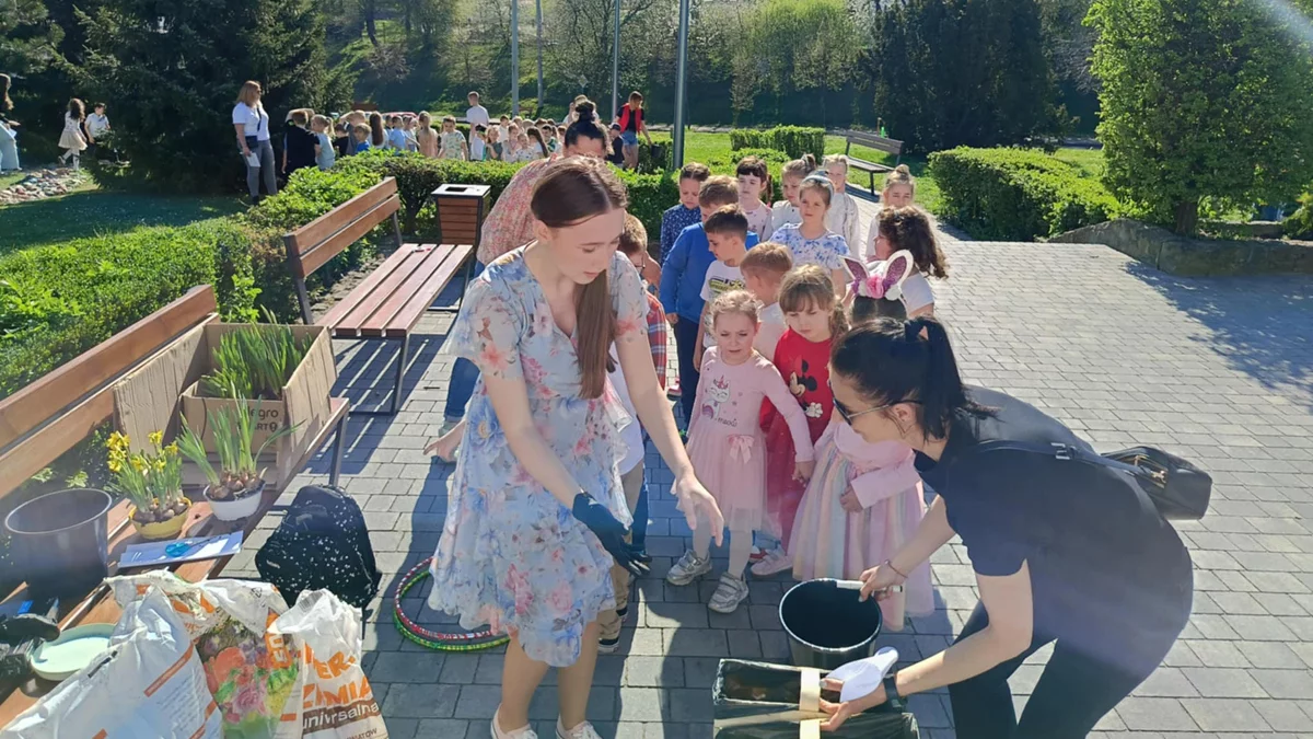 Uwielbiany przez gostyńskich przedszkolaków Stich i wielkanocny zajączek w GOK Hutnik. Gostyńska Młodzieżowa Rada Miejska dla dzieci