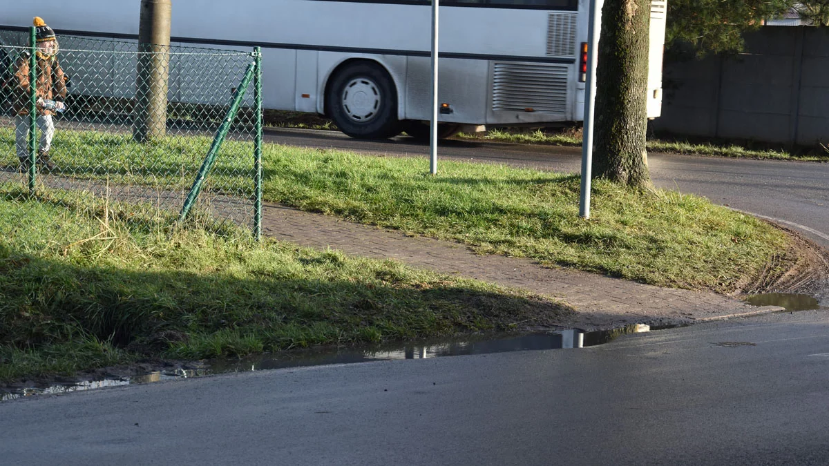 Woda zniknie, nie będzie ”lodowiska”. Mieszkańcy odetchną, bo trasa do szkoły powinna być bezpieczna