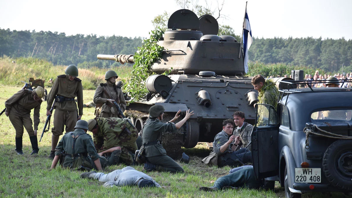 Operacja Poniec 2025. Park miejski stał się żywym muzeum militariów i wojska. W bitwie głównej żołnierze walczyli w Finlandii