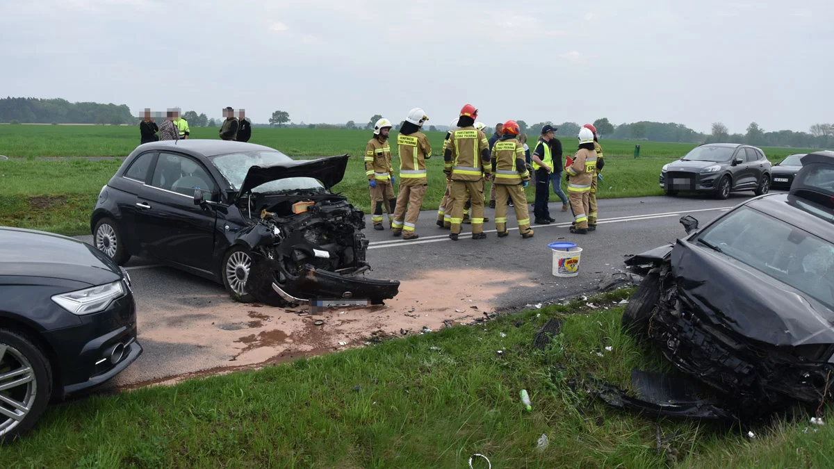 Wypadek w Poniecu. Wyprzedzał ciężarówkę na „podwójnej ciągłej” i czołowo zderzył się z fiatem