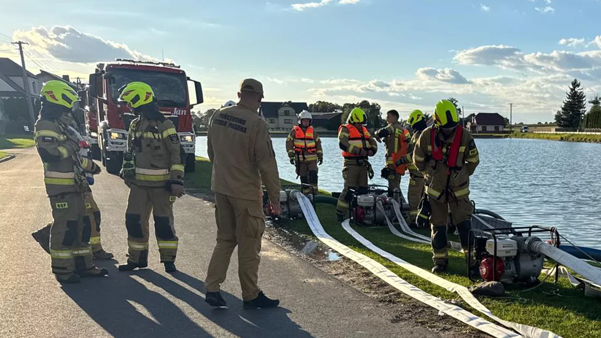 Pożar w sali lekcyjnej i zagrożenie powodziowe. Inspekcja jednostek OSP podczas akcji w sytuacji kryzysowej