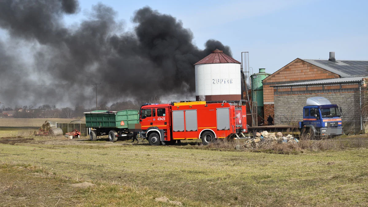 Pożar wybuchł w gospodarstwie rolnym. Gęsty dym nad wioską