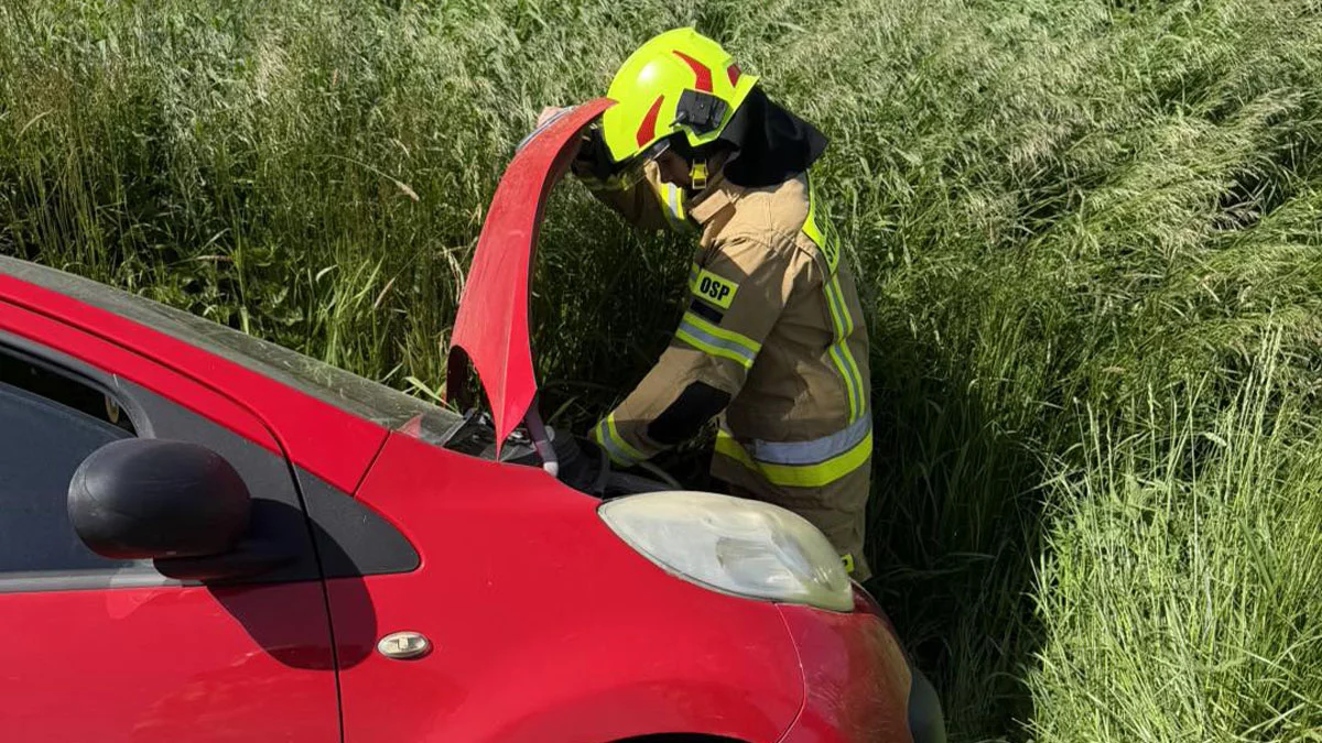 Porzucony Citroen w rowie "na światłach". Kierowca zwiał, ale zostawił kluczyki w stacyjce