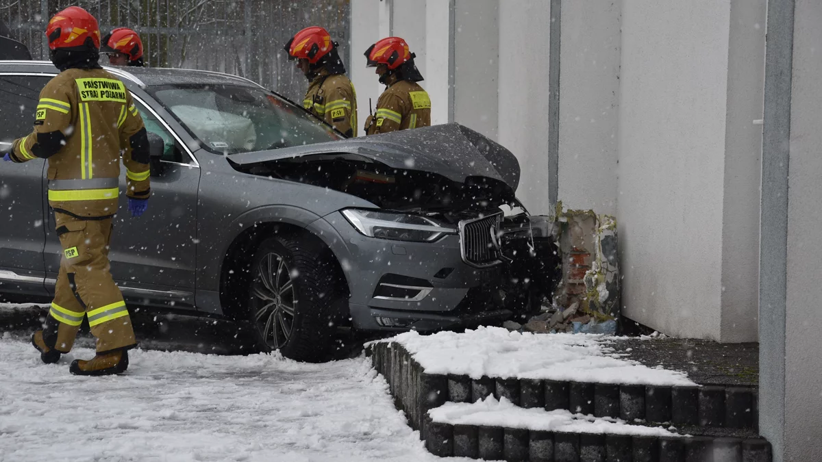 Kierowca zasnął w samochodzie i wjechał w budynek hotelu. Zmasakrował nie tylko samochód