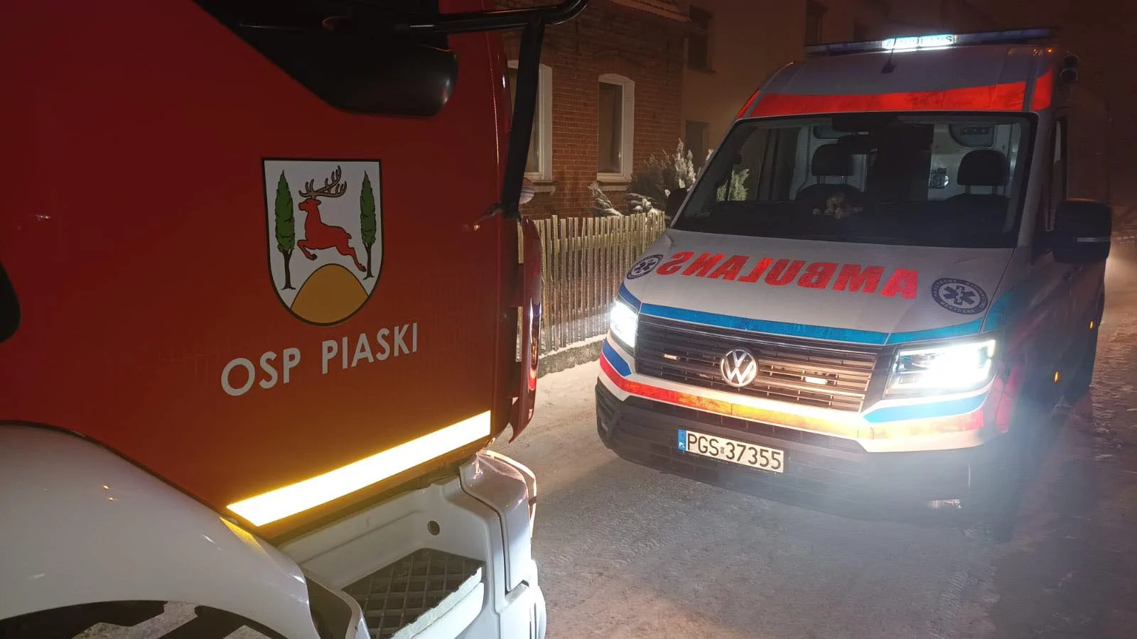 Strażacy musieli wyważyć drzwi w mieszkaniu. Sąsiedzi obawiali się o życie 69 i 82-latki