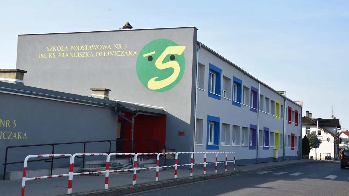 Zmiany w Szkole Podstawowej nr 5 w Gostyniu - nowa wiata edukacyjna, z akcentem ekologicznym