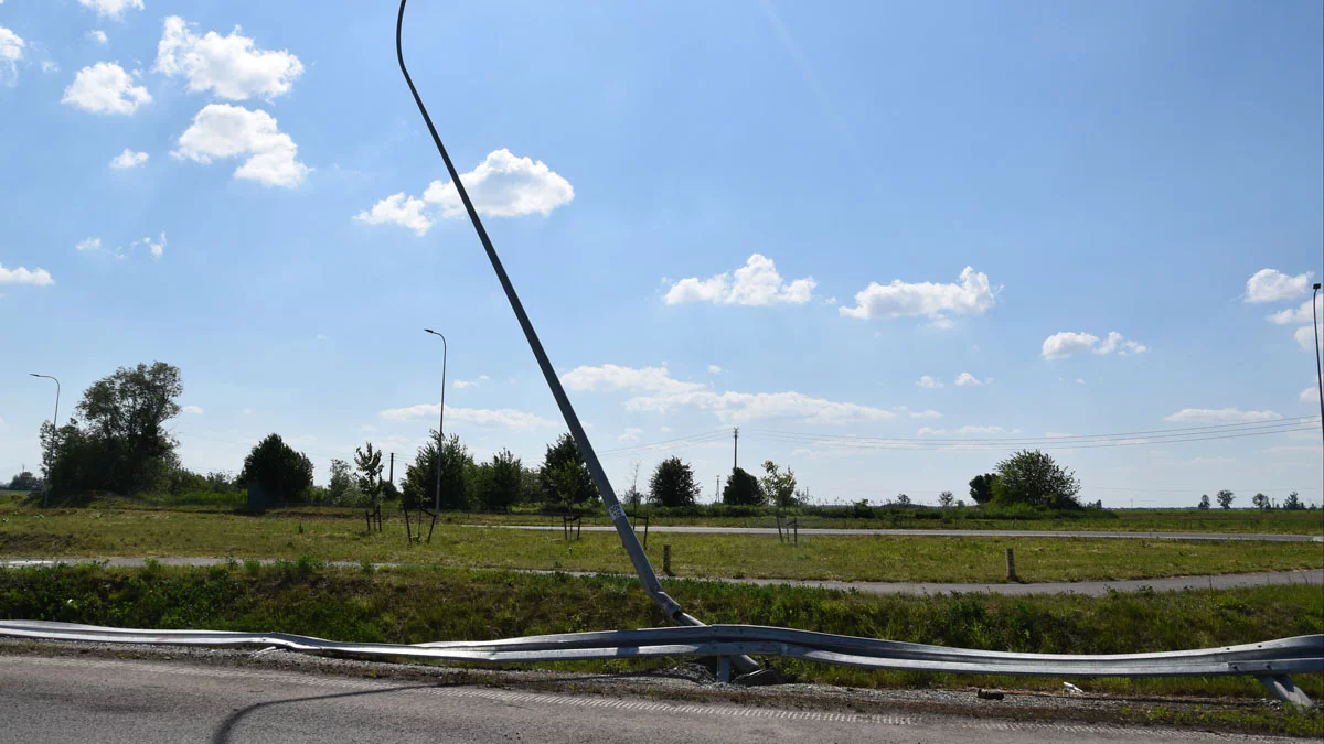 Kraksa na rondzie obwodnicy DW434. Na bariery i lampę przewrócił się beczkowóz