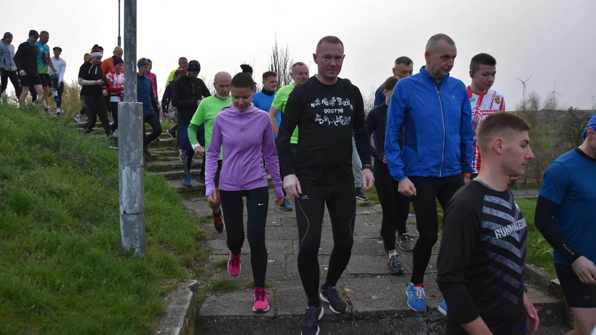 Gostyński Courir vers le tombeau vide 2024. À travers les prés pour s’assurer personnellement que le tombeau de Jésus est vide