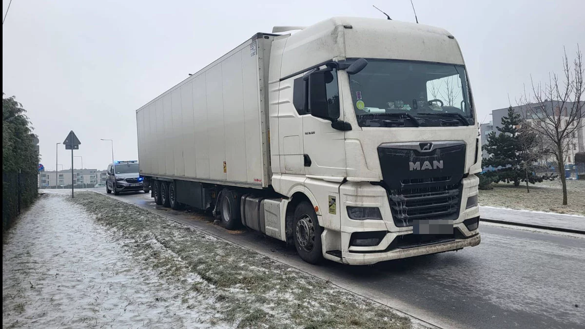 O mały włos od tragedii. Ciężarówka na oblodzonej „gubałówce”, kierowca był gotowy zjechać w dół