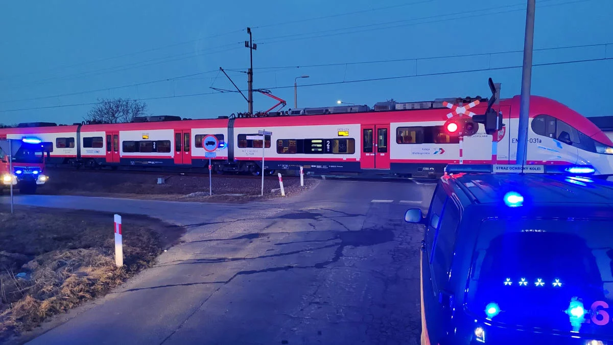 Groza na torach w Jarocinie! Auto zgasło na przejeździe, uderzył pociąg