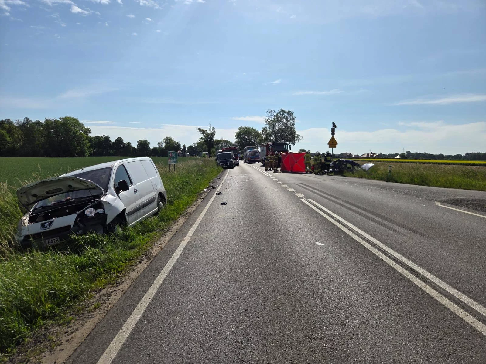 Lutogniew. Samochód dostawczy wepchnął osobówkę pod autobus. Jedna osoba zmarła na miejscu [ZDJĘCIA]