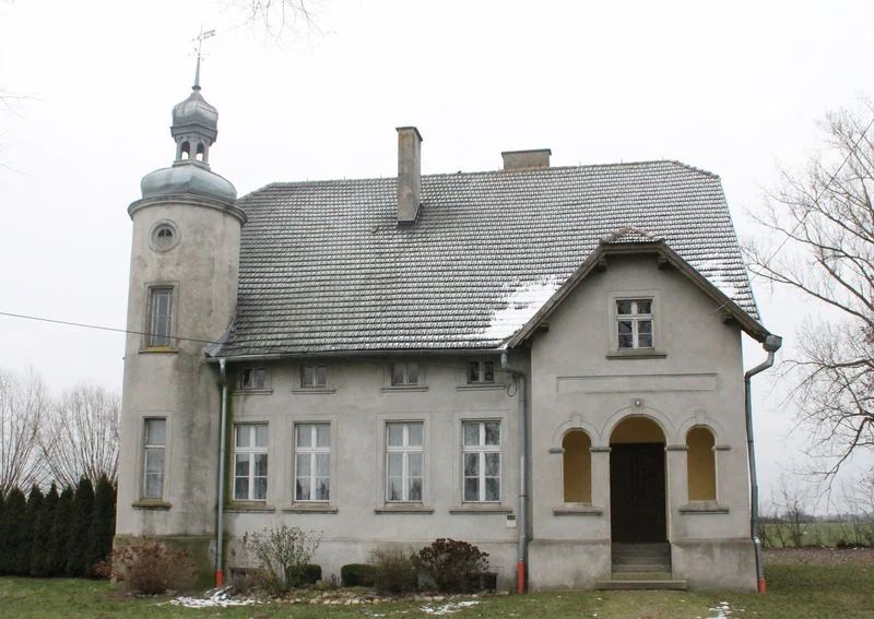 Obrazek do pytania - Gdzie znajduje się ten dworek?