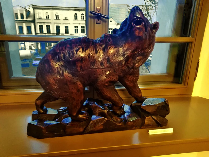 Obrazek do pytania - Rzeźbiarz i snycerz. W Muzeum Ziemi Rawickiej jest jedna jego rzeźba - herb Rawicza, niedźwiedź.