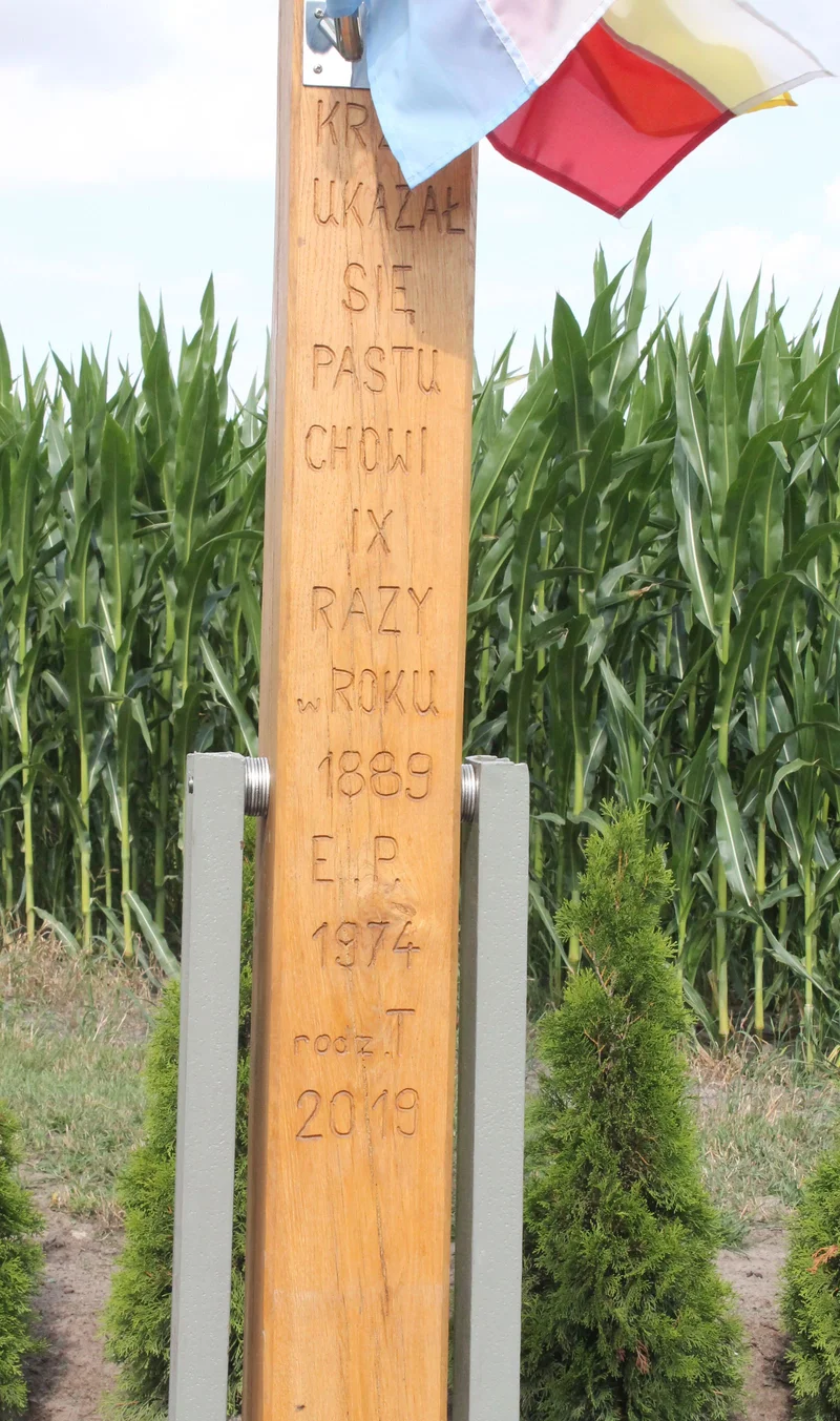 Obrazek do pytania - Według podań, niegdyś w tym miejscu doszło do objawień. Upamiętnia to odnowiony w roku 2019 krzyż. Gdzie się znajduje?