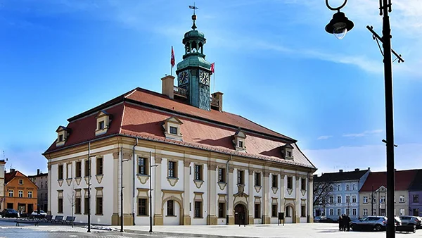 Obrazek do pytania - Kiedy w Rawiczu wybudowano ratusz?