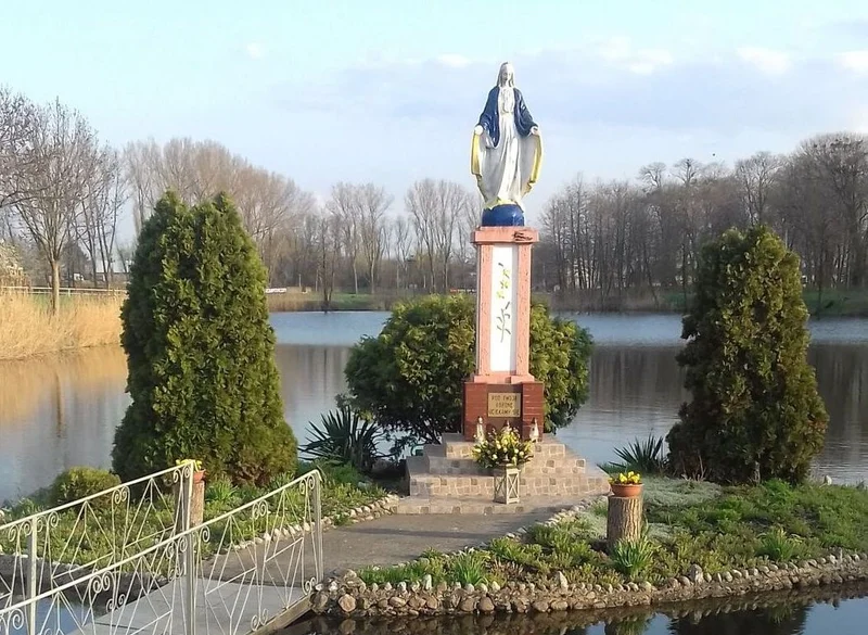 Obrazek do pytania - W jakiej miejscowości znajduje się ta figura Matki Bożej?
