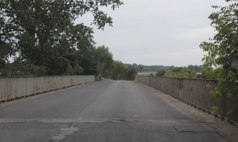Obrazek do pytania - Gdzie znajduje się most ze zdjęcia?