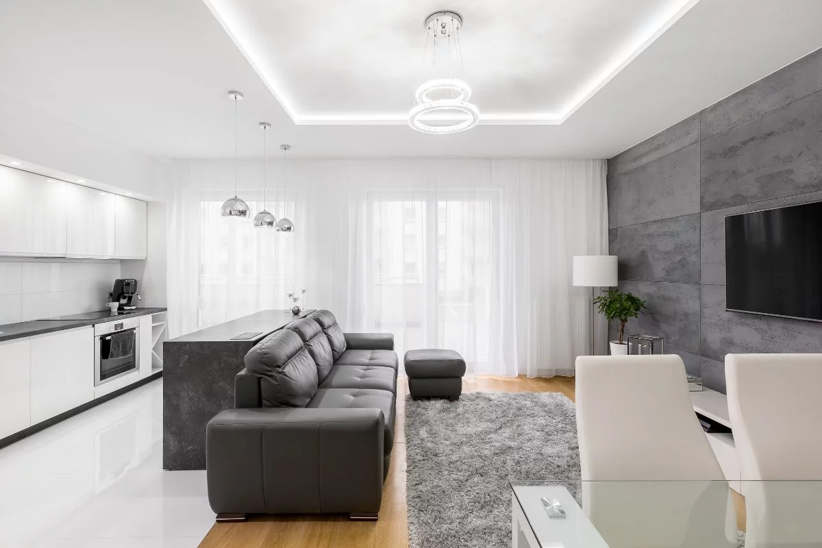 Sofa w salonie z aneksem kuchennym – jak ją wybrać i ustawić?