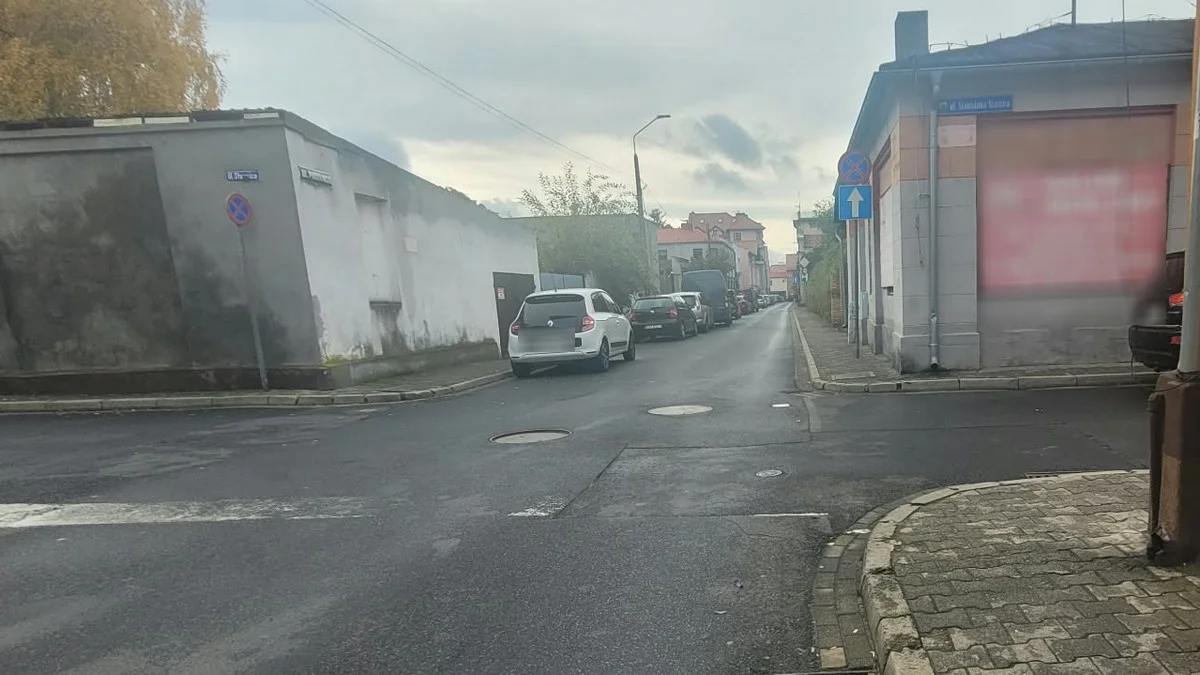 Kierowcy parkują i blokują skręt w ul. Staszica? Radny pyta o zmiany w organizacji ruchu