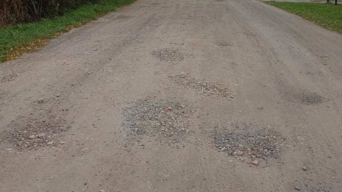 Mieszkańcy tej wsi do domów dojeżdżają drogą przebiegającą przez sąsiednie województwo - gruntową i w złym stanie