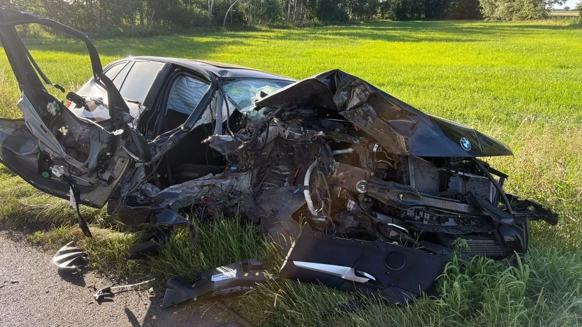 Roztrzaskane auto na drzewie. Droga była zablokowana [AKTUALIZACJA]