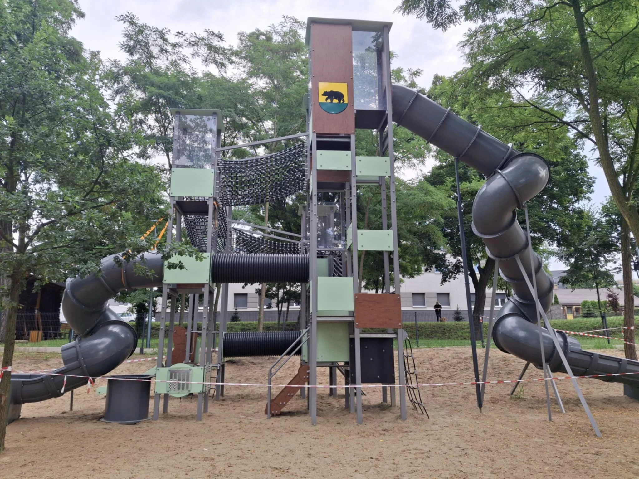 Zjeżdżalnia na placu zabaw wyłączona z użytkowania. Z jakiego powodu?