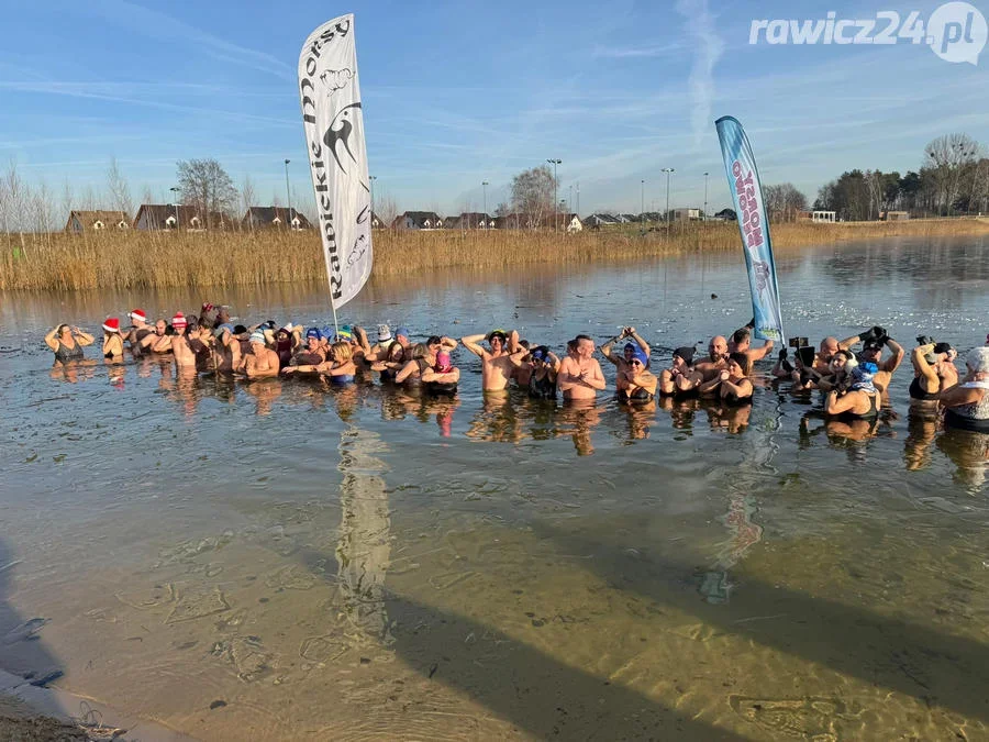 Mikołajkowe Morsowanie w Rawiczu. Lodowata kąpiel i gorące serca na poligonie