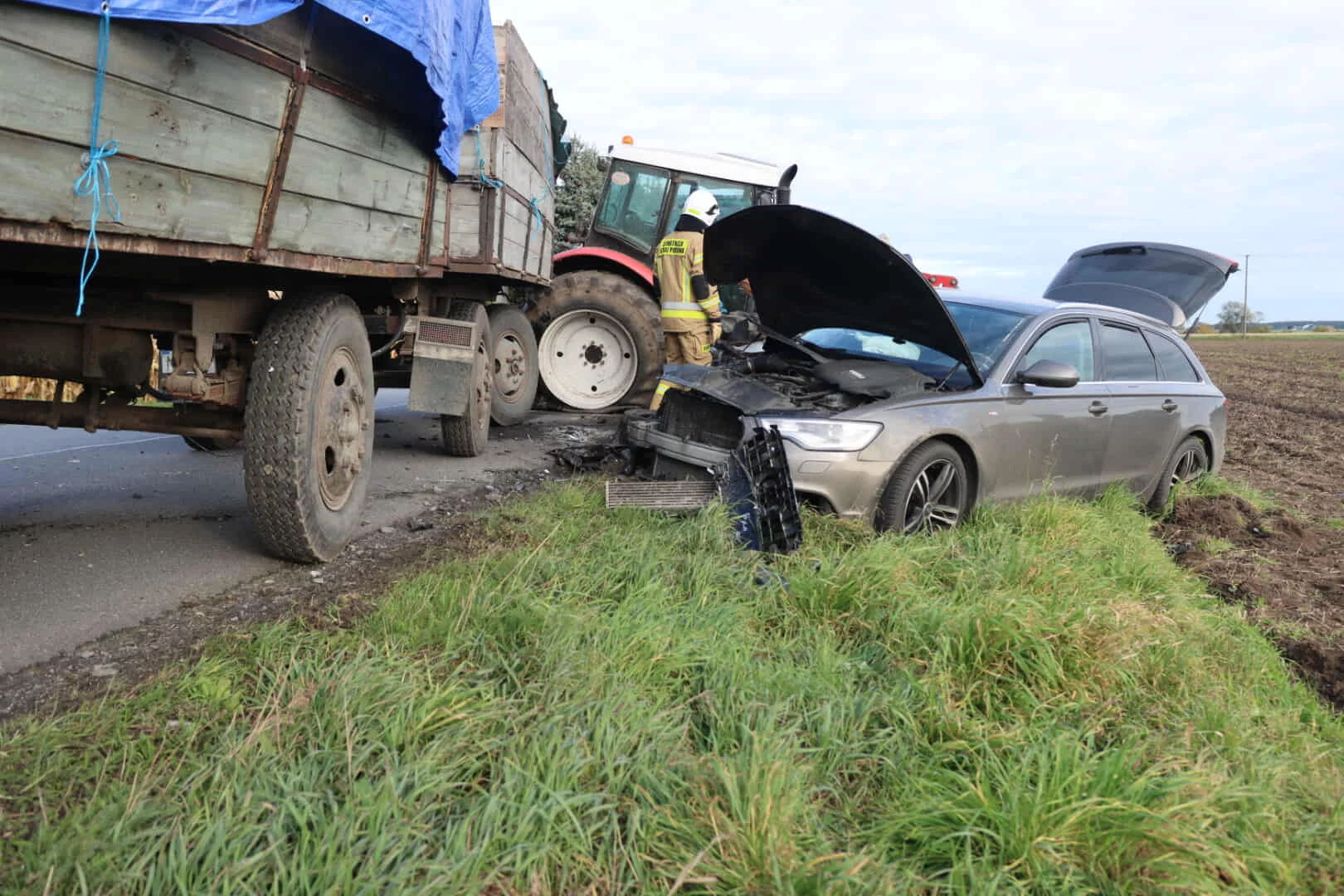 Zderzenie ciągnika i osobówki w gminie Jutrosin
