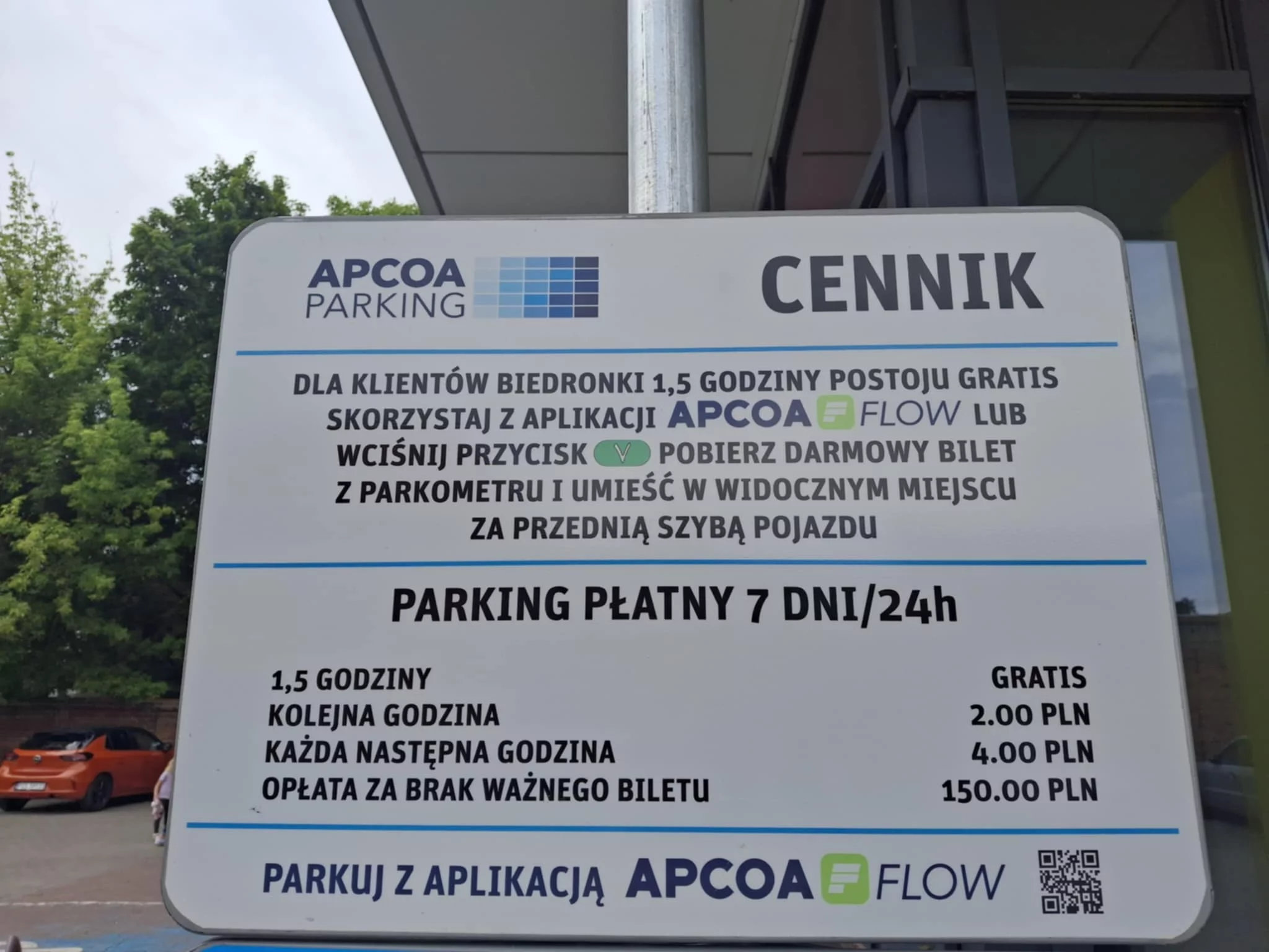Nowe zasady parkowania przed rawickim marketem. Trzeba mieć bilet