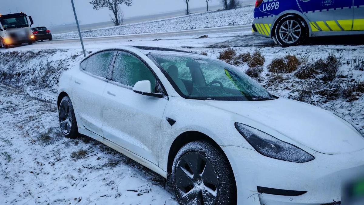 Auto wpadło do rowu. Jedna osoba trafiła do szpitala