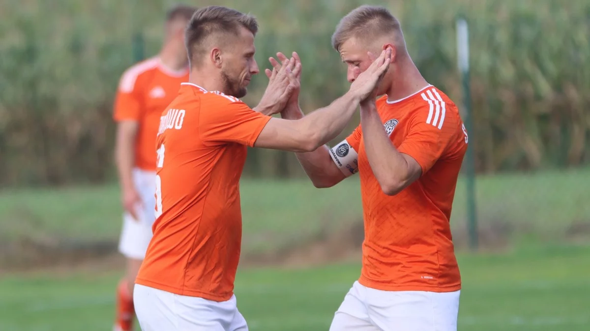 KS Szkaradowo z tarczą. Pozostałe drużyny z ziemi rawickiej z porażkami