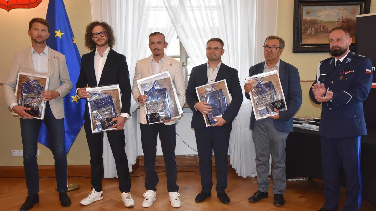 Historyczny dzień dla rawickiej policji. Darczyńcy i przyjaciele mundurowych nagrodzeni przed nadaniem sztandaru