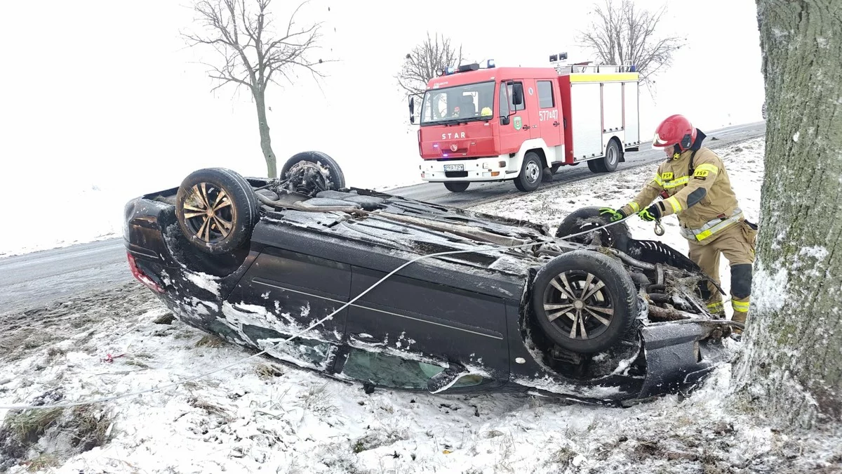 Najpierw dachowanie, później ciężarówka ugrzęzła w śniegu. Były utrudnienia na drodze krajowej nr 36 [ZDJĘCIA]