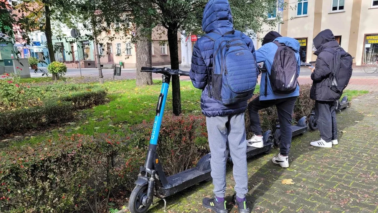 Co zyskali 17-latkowie, a co traktorzyści? Kto już nie może poruszać się e-hulajnogą? Istotne zmiany w przepisach