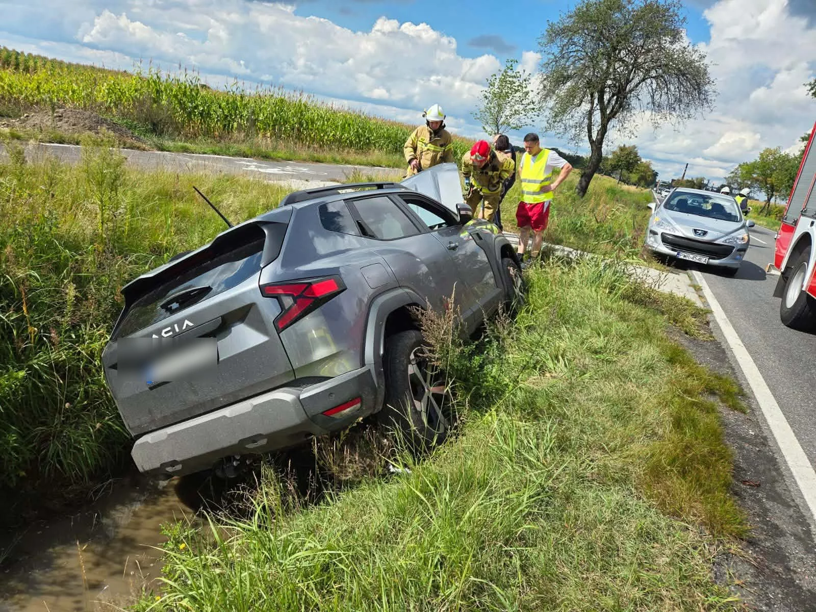 Samochód w rowie na DK11. Jedna osoba przetransportowana do szpitala