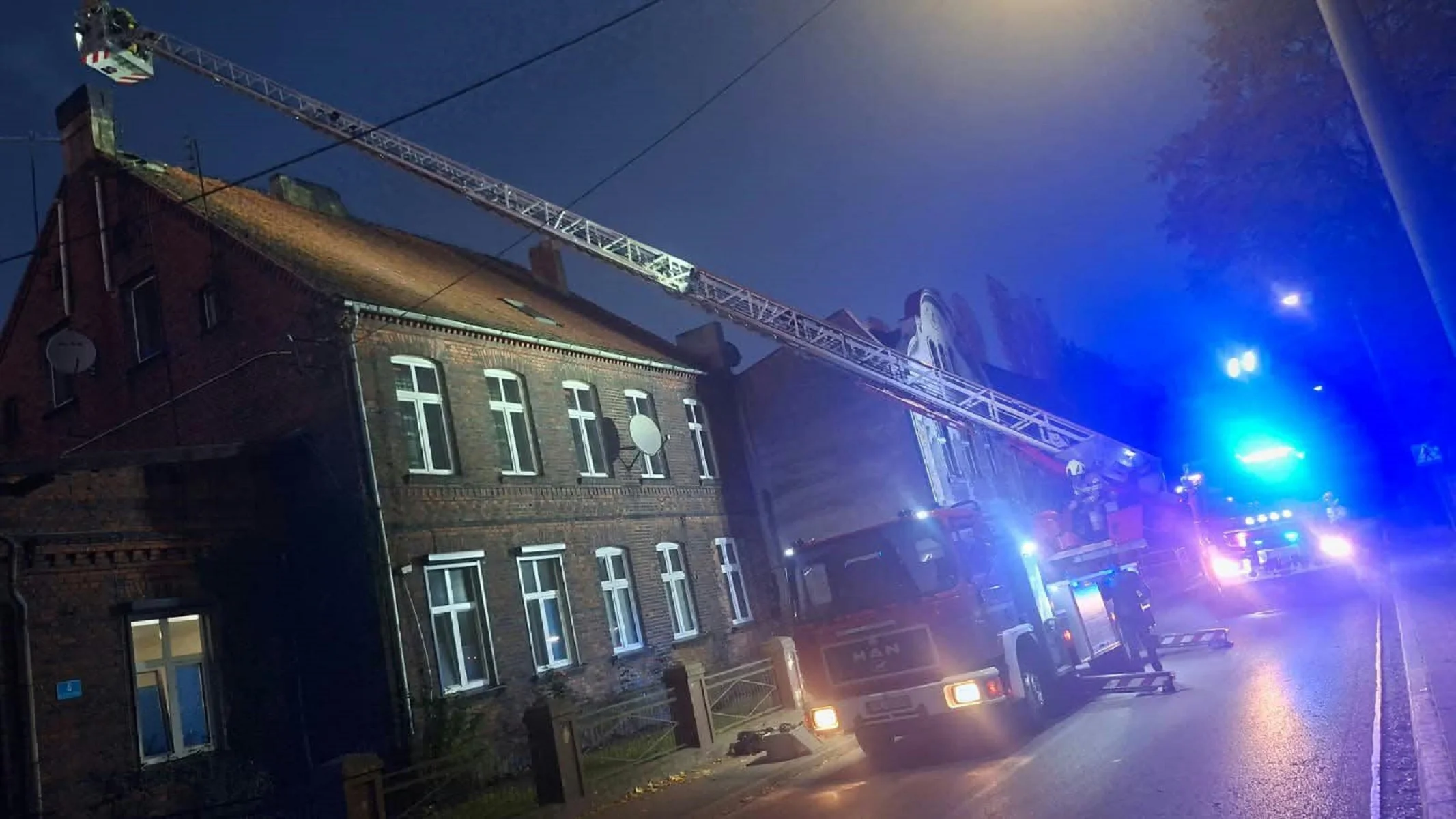 Pożar w Dobrzycy. Zadymione trzy mieszkania, interweniowali strażacy