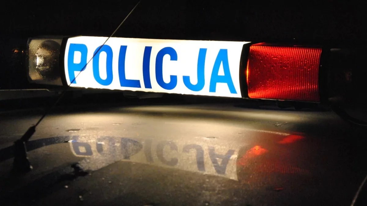 Samochód osobowy uderzył w budynek. Niebezpieczne zdarzenie w Pleszewie