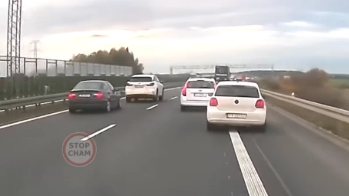 Szaleńcza jazda na S11. Kierowca volkswagena wyprzedzał pasem awaryjnym [FILM]